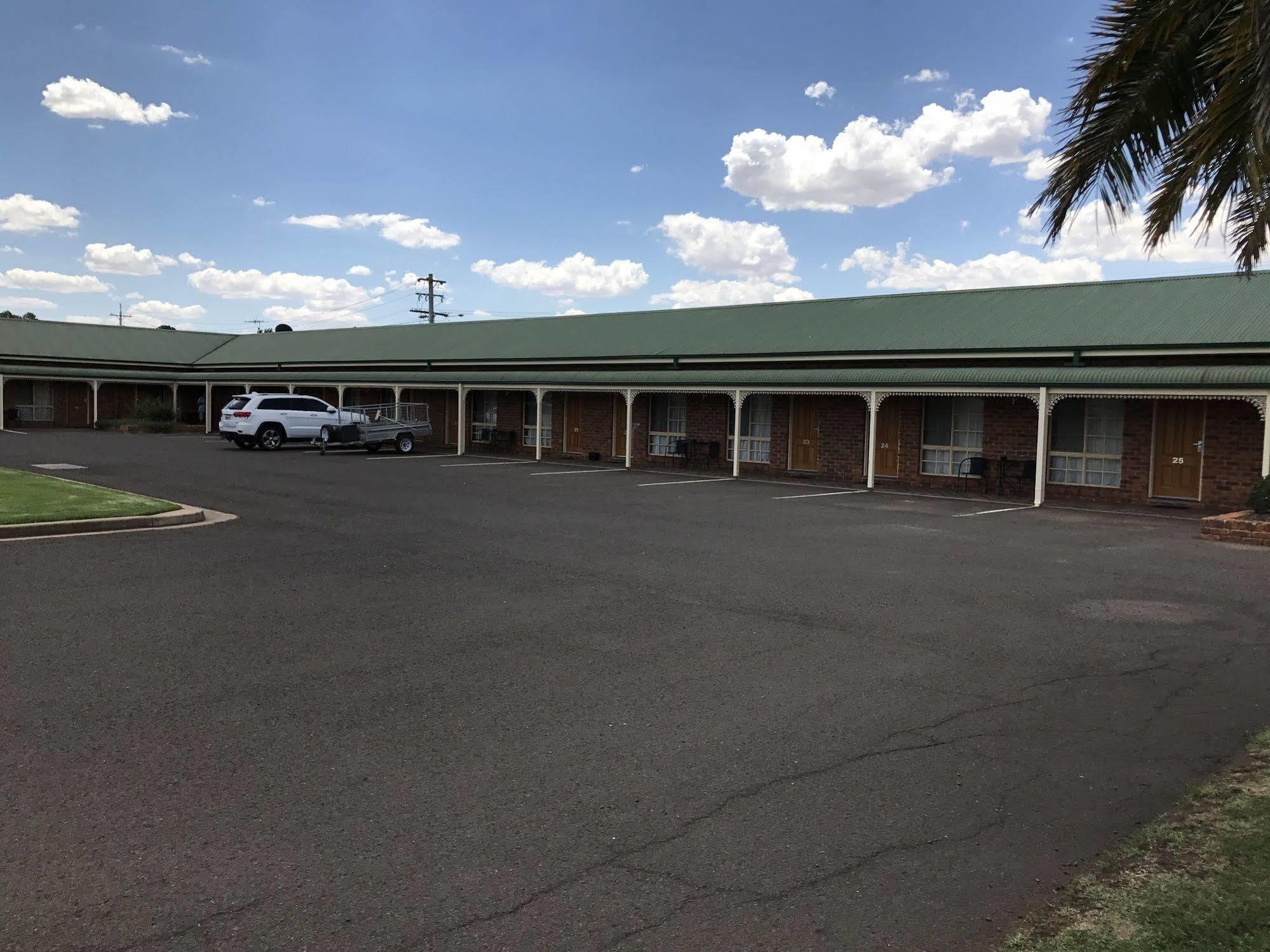 Leeton Heritage Motor Inn Экстерьер фото